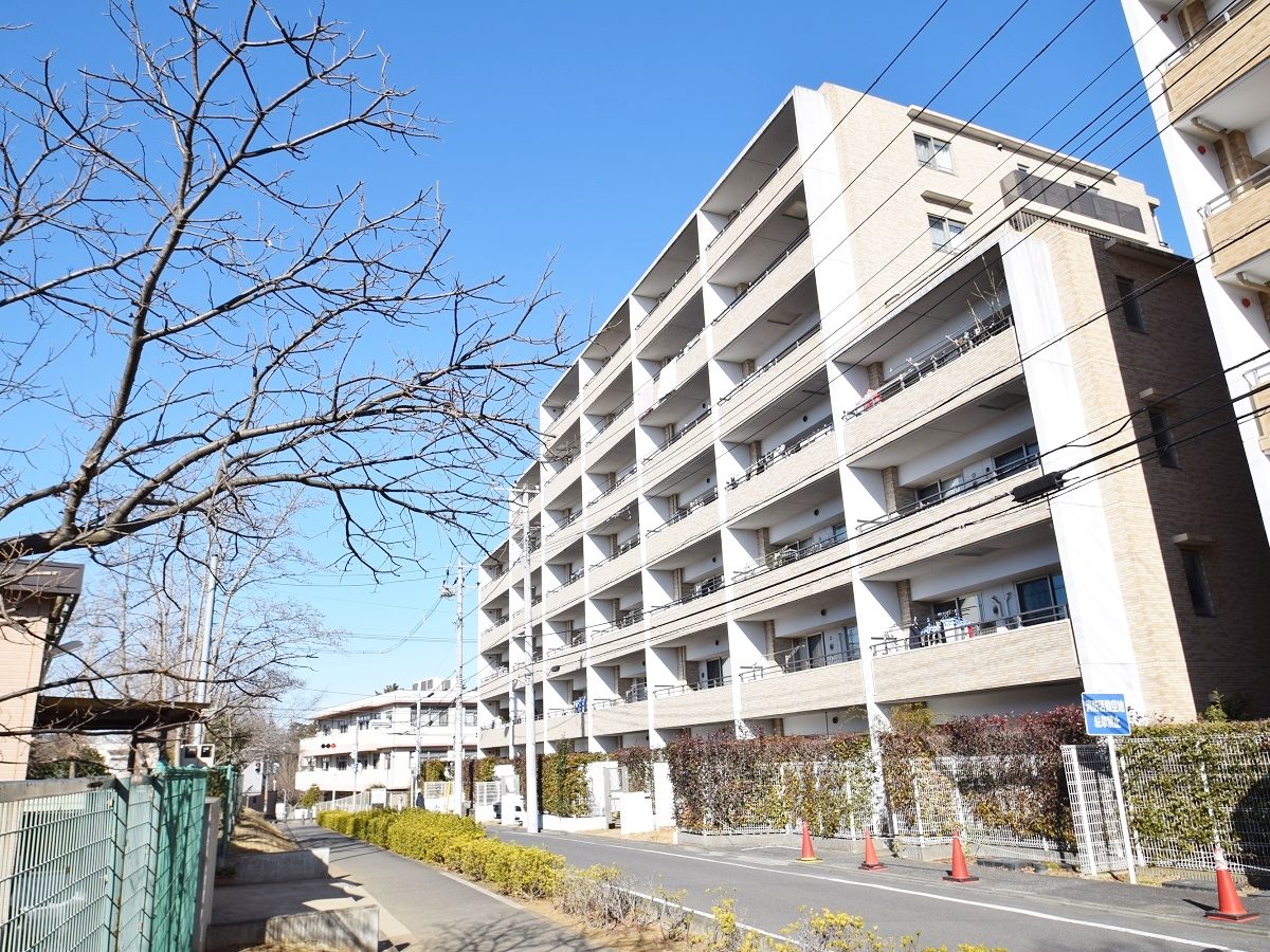 高台の静かな街並にあるマンション（最上階：角部屋） – おおたか不動産