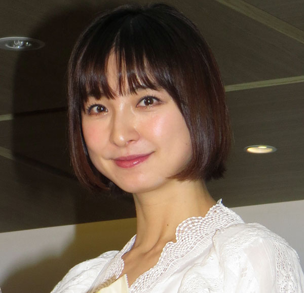 37歳・篠田麻里子、アイドル＆セーラー服姿に反響「まだまだJKいける」「マリコ様のツインテールかわいすぎる」  体当たり演技で話題の『離婚しない男』オフショット公開 |