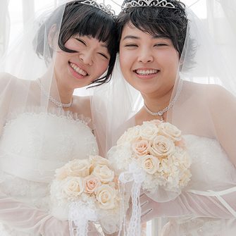 結婚式の日に草の上に横たわるゲイカップルロマンチックな男性同性結婚同性愛者のカップルの結婚式同性愛 | プレミアム写真