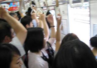 電車でもたれかかってきた女性を起こしたら…「痴漢冤罪」の創作映像が物議、制作者困惑 | ENCOUNT