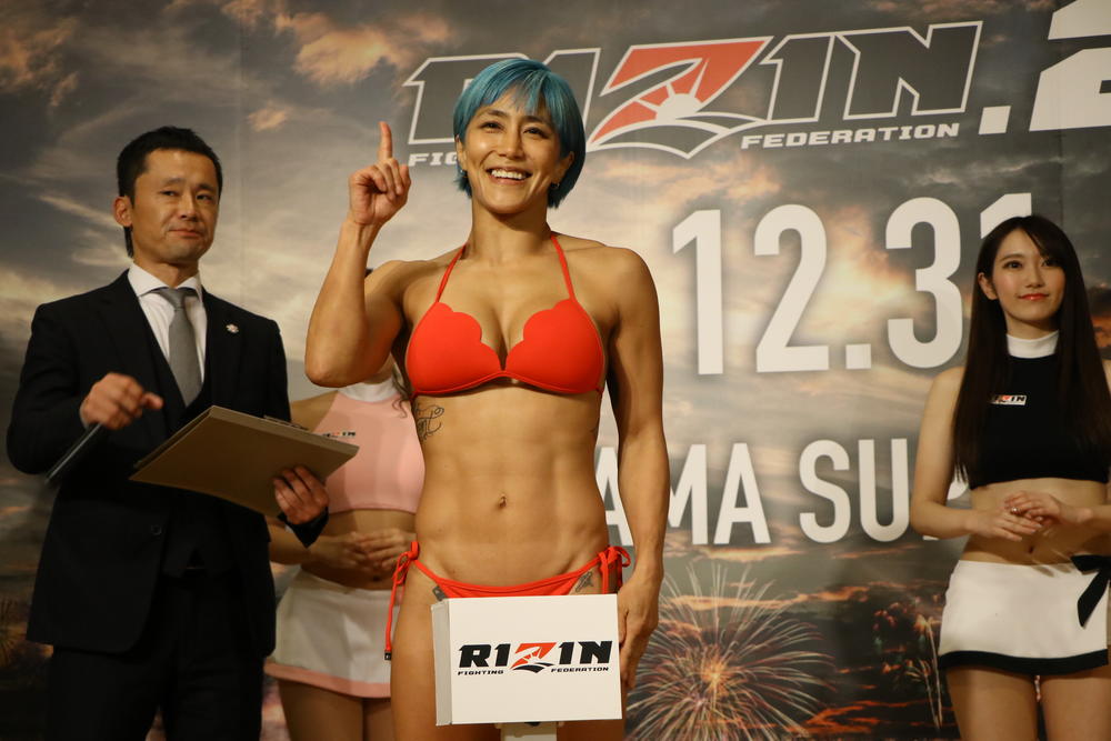 RIZIN】山本美憂、胸元強調のセクシー水着で計量クリアー - eFight【イーファイト】格闘技情報を毎日配信！