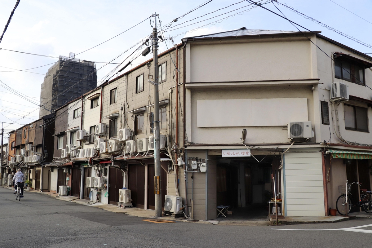 2ページ目）【飛田新地の歩き方２・メイン通りの昼と夜】 裏名所で「西成モーニング」を食し、昼間の新地を楽しむ | FRIDAYデジタル