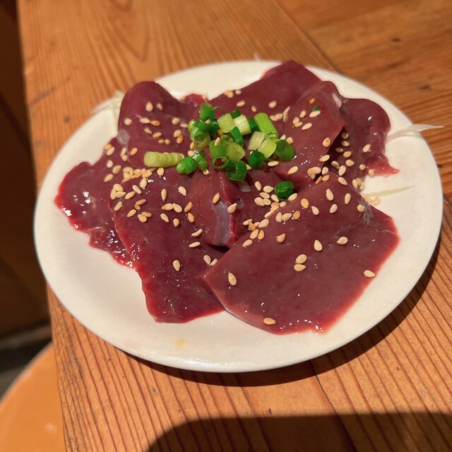 レバ刺しが食べられる！？僕の大好きな下北沢の焼肉屋「肉人」のオススメ料理4選 | SIBATABI