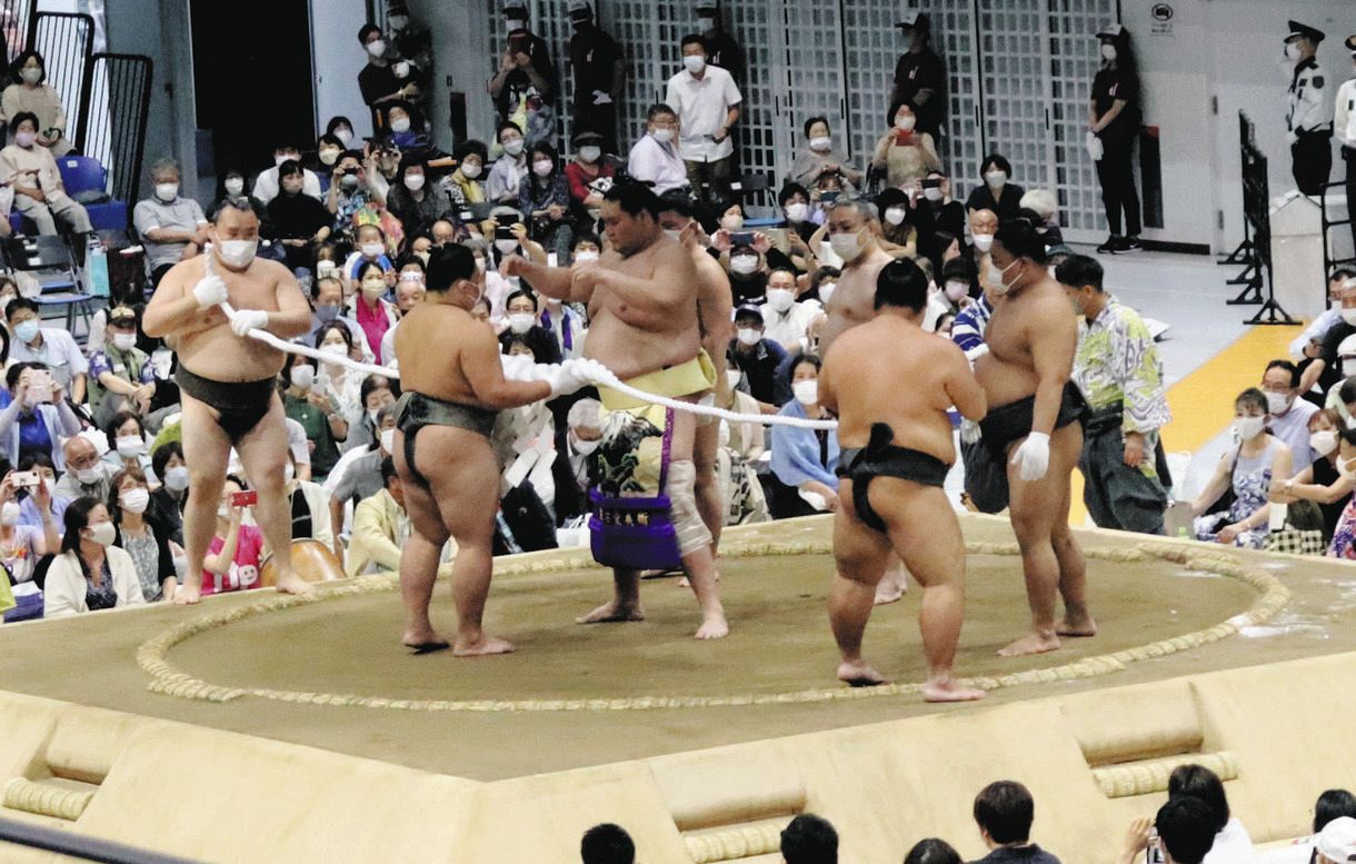 土俵下の行司も思わず息を止め、歯を食いしばる熱戦に館内どよめき「面白い」「良い相撲」「体幹やば」視聴者も大興奮 | 大相撲 |