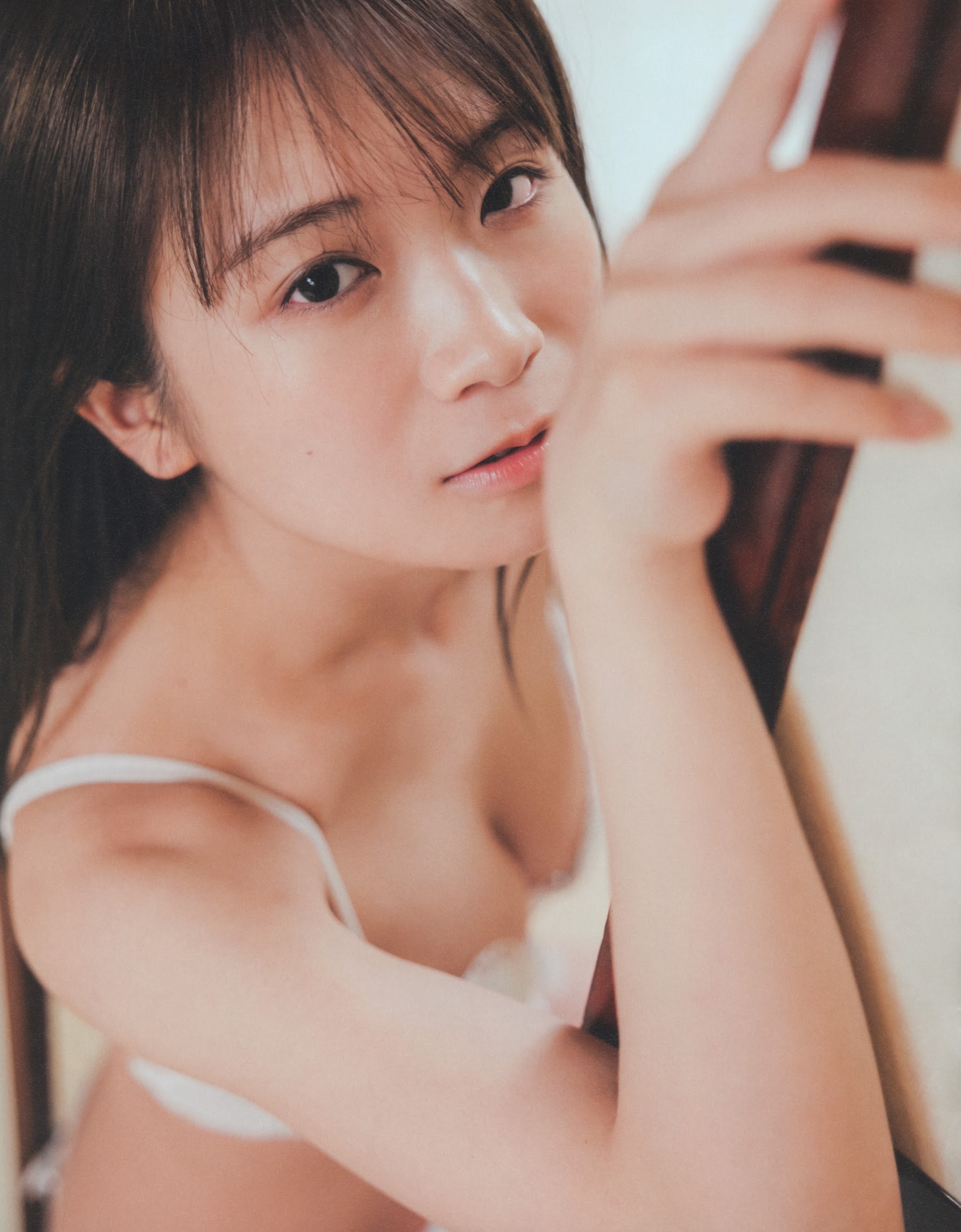 画像・写真 | 乃木坂46秋元真夏、添い寝のようなランジェリー姿 『卒業記念写真集』ラスト先行カット公開