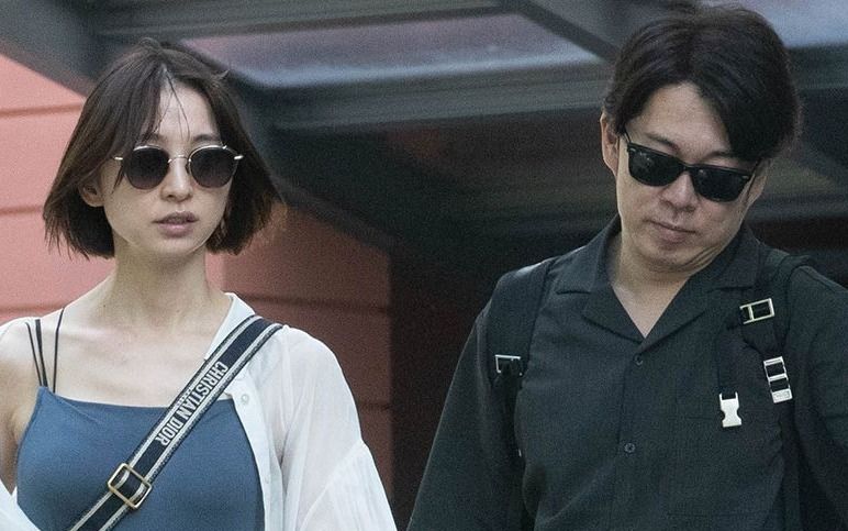 八ヶ岳の高級ホテルで…」“交際宣言”篠田麻里子(38)が新恋人IT社長(44)と“半同棲お泊り愛”親密ツーショット写真「まさかお付き合いすることになるとは」《「寂しかったんだもん」“泥沼離婚”から1年半》  |