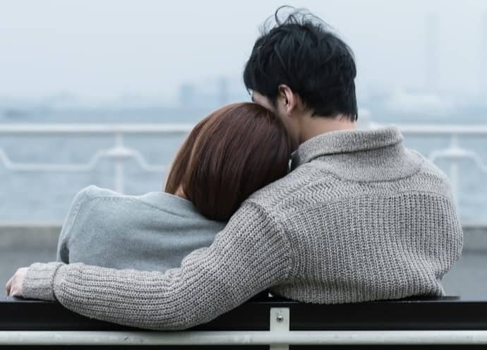 おうちデートでイチャイチャする方法5つ！付き合う前にイチャつく男性心理や上手な誘い方も解説 | Ray(レイ)