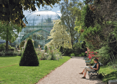 パリその3； パリ市民の憩いの場、明るい公園、ブローニュの森の暗いかげ - イギリス／ストックポート日報