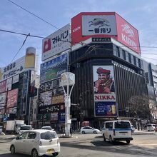 北の繁華街]すすきのと言えばこの景色。 : 2台で98ps(72kw)のエコカー生活。