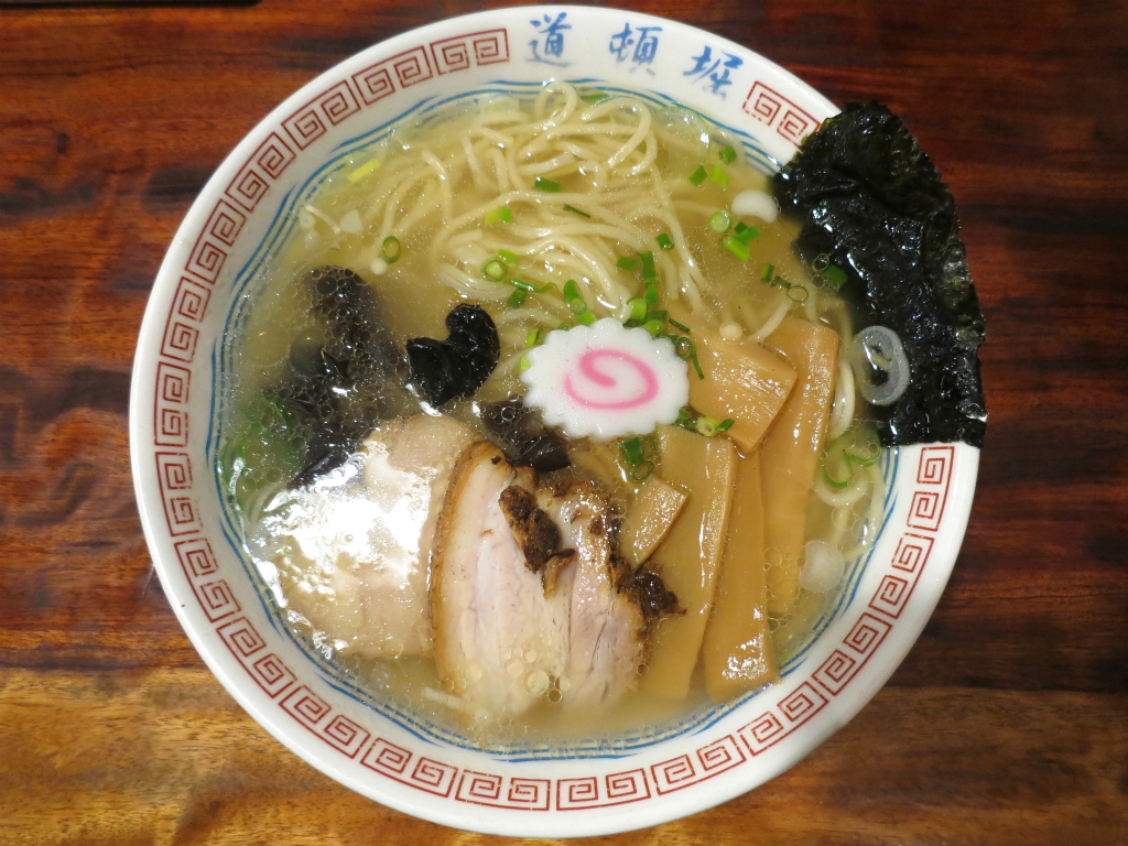 ラーメンデータベース | あっさりながらも奥深い味わいの淡麗スープにこのワンタンとチャーシューですよ！