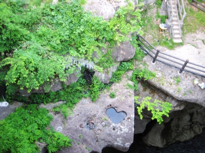 仙人温泉小屋 - 小屋覗きからの 望遠による下山者の写真です。