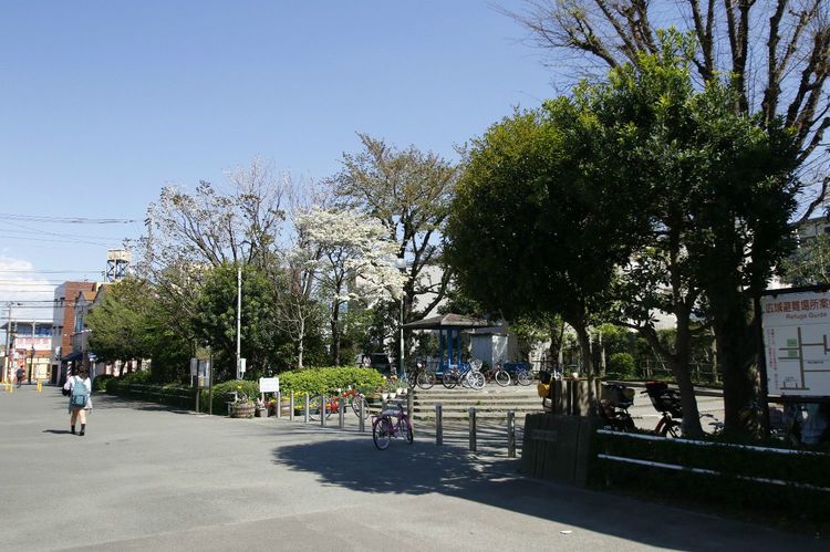 南海・林間田園都市駅。山中に唐突に建つマンション。 【2008年8月 和歌山県橋本市】 | まちおこし編集長の取材ノート