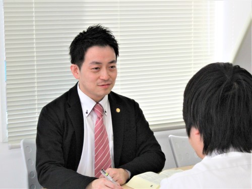 女性部下を強姦し「時効がくるまで食事をごちそうする」 大阪地検元トップの性暴力、副検事が被害者を誹謗中傷していた疑惑も（デイリー新潮） - 