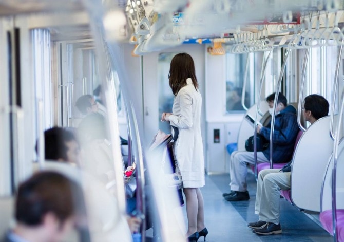 電車の中で、スマホを見せてきた若い女性 画面を見て目を疑った – grape