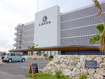 沖縄•宮古島のHOTEL LOCUS(ホテルローカス)がコスパ抜群すぎた！おしゃれなデザイナーズホテルで仕事も捗る！宮古島でのワーケーションや一人旅におすすめ  -