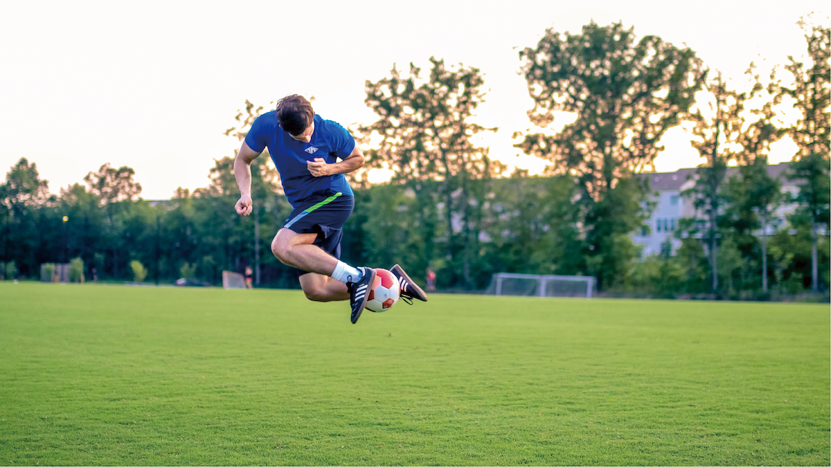 知っておきたいちょんちょんリフティングのコツやメリットとは？ | ジュニアサッカーの上達練習指導法