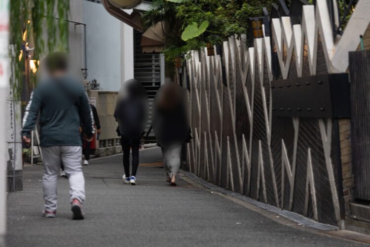 大阪・梅田の路上で、売春の客待ちをするいわゆる「立ちんぼ」行為を防ぐため、警察や地元住民らによる会議が行われ、新たに街灯を設置したり、道路に明るい塗装を施したりするなどの対策を進める方針を決めました。#tiktokでニュース  #読売テレビニュース