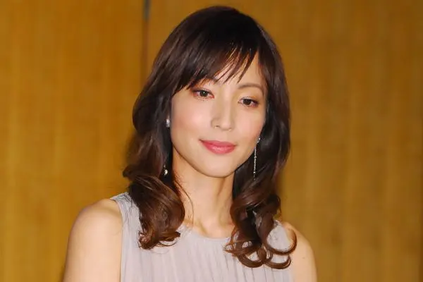 無修正顔出し！鈴木杏樹似ギャルJKのパンツはピンクのサテン地に黒レース！ - 制服JKの逆さ撮りパンツ