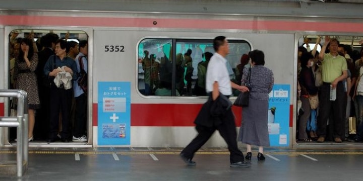 京都産業大学】だれもが安心して乗れる電車へ。京都産業大学学生が「ちかん・盗撮ZERO」啓発活動に参画！ - 大学プレスセンター