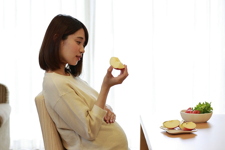 妊娠初期にやたらお腹がすく原因！我慢できない食欲への対処法┃まなべび