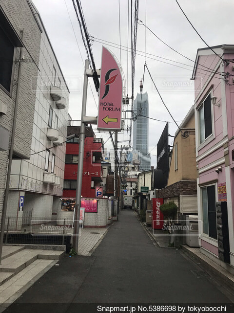 大久保公園の昼下がり。 こんなくそ暑いのに、陽の高いうちから立ちんぼをやってるコって何なの？ 