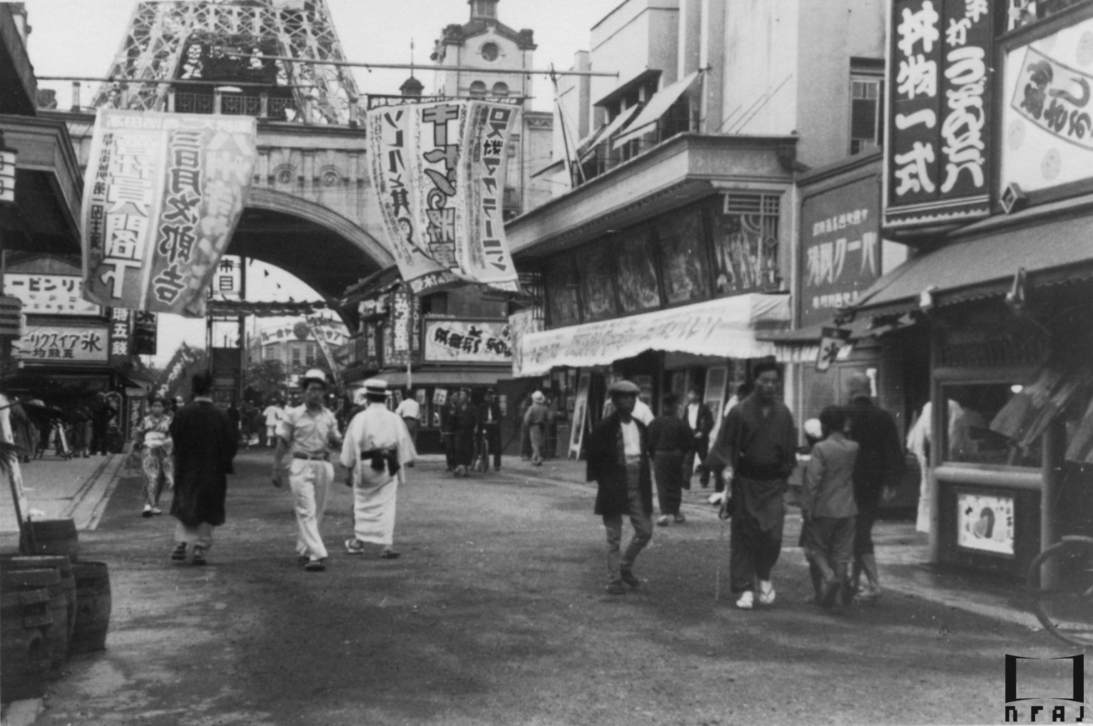 手描き映画看板と新世界国際劇場・旧南陽演舞場 | 十三のいま昔を歩こう