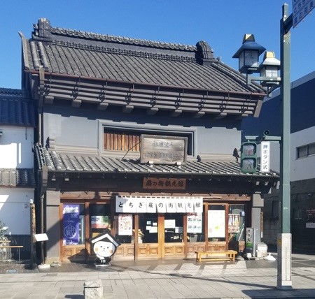 大久保病院及び大久保公園で立ちんぼと一緒に立ってみる 病院では警備員に通報警告を受け、立ちんぼを横目にお立ち台を降りた