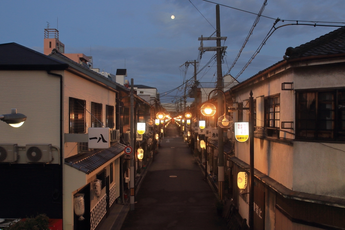 平日朝9時30分の大阪飛田新地。歴史を感じる街です。 - YouTube