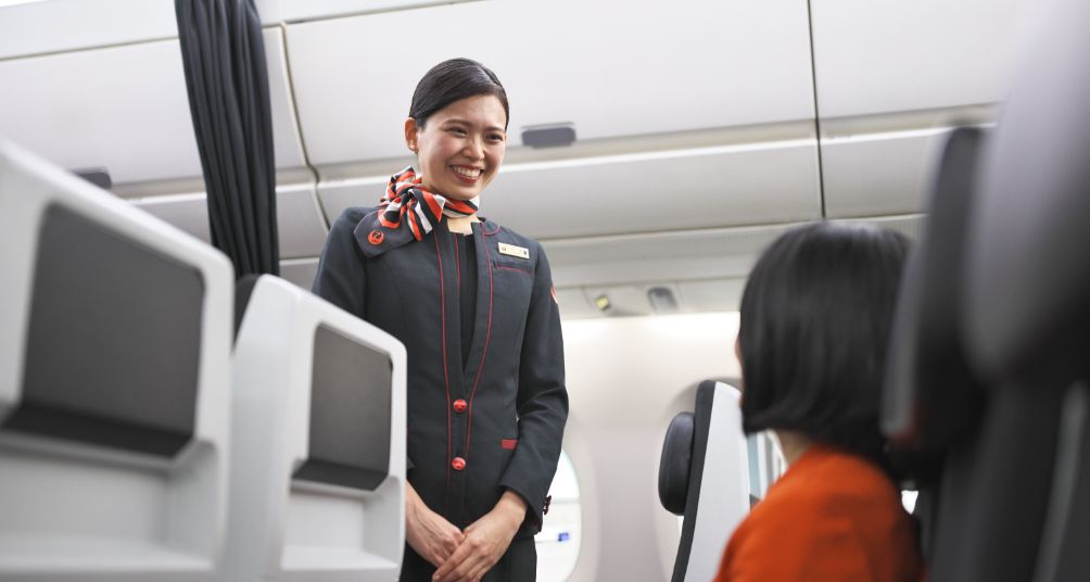 全日…：全日空、新制服～女性ＣＡはシンボルカラーの青ラインが特徴～ 写真特集：時事ドットコム