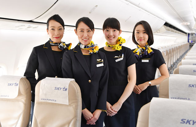 全日空、新制服～女性ＣＡはシンボルカラーの青ラインが特徴～ 写真特集：時事ドットコム