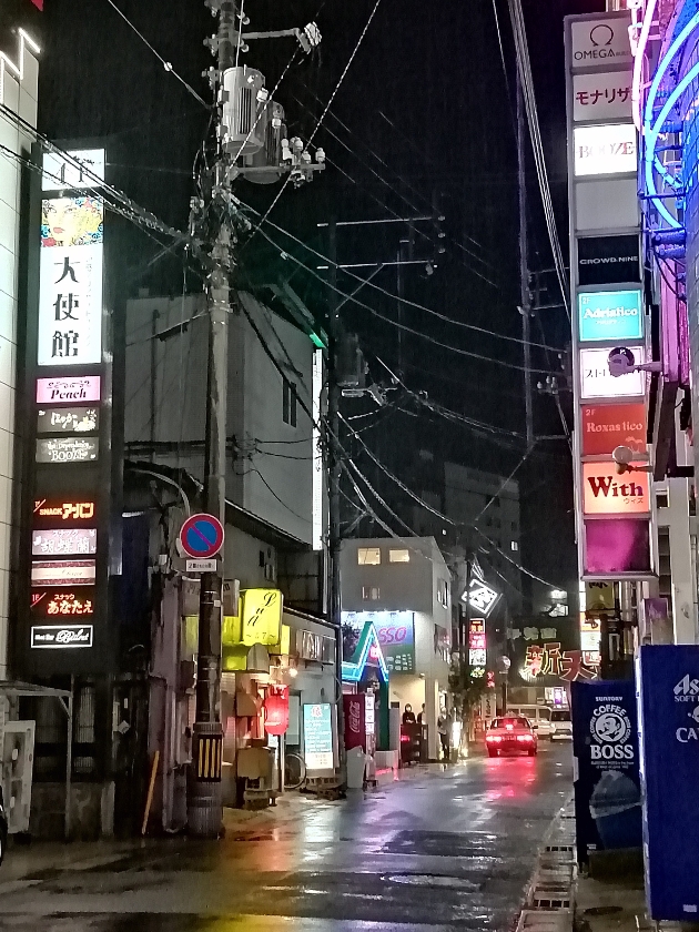 無料案内所の看板が目立つ小倉北区紺屋町の繁華街 - 風俗案内所が小倉で増加 40店に