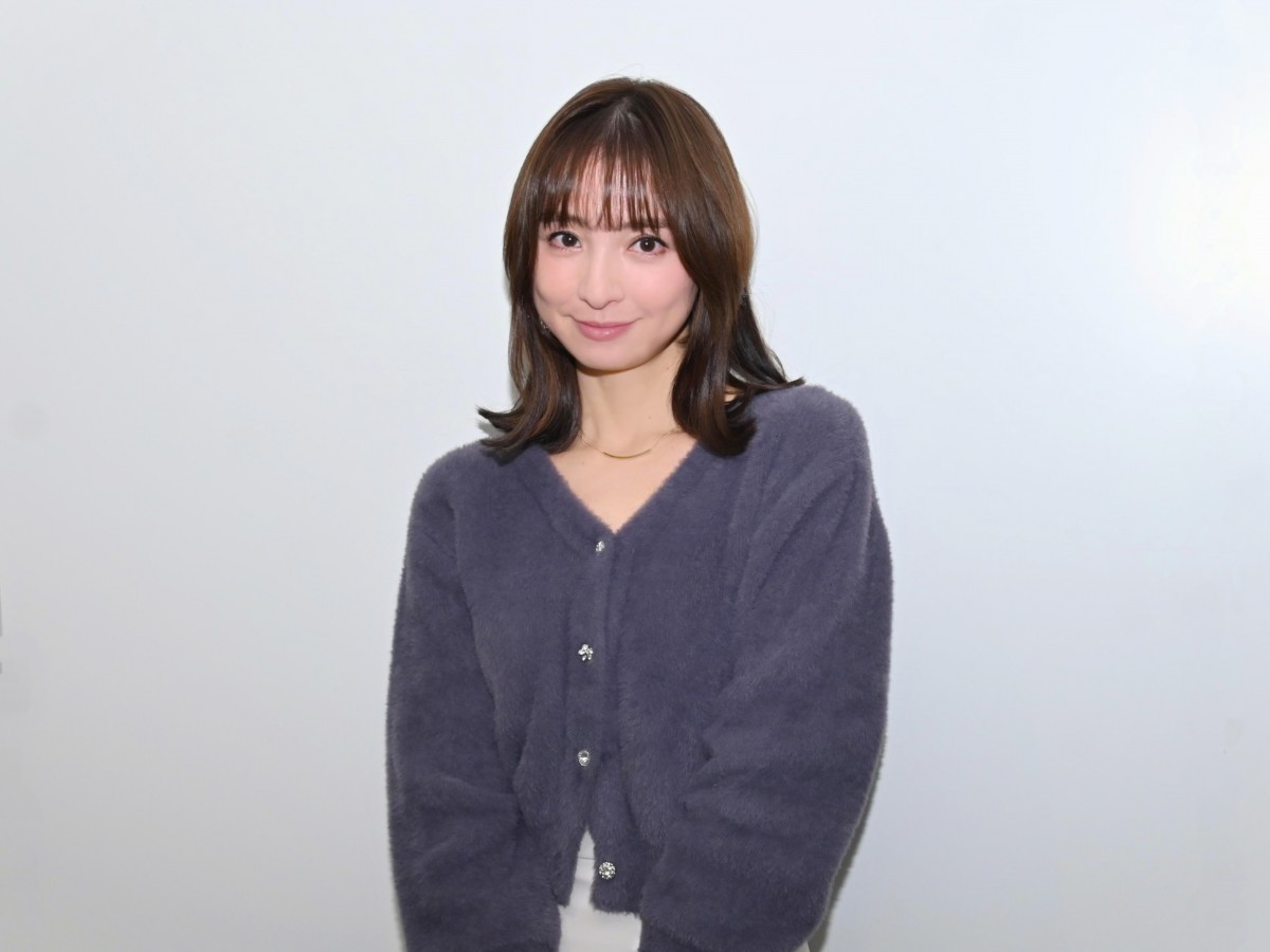 ◇篠田麻里子、ダブルピース「マリ活」【写真】：中日スポーツ・東京中日スポーツ