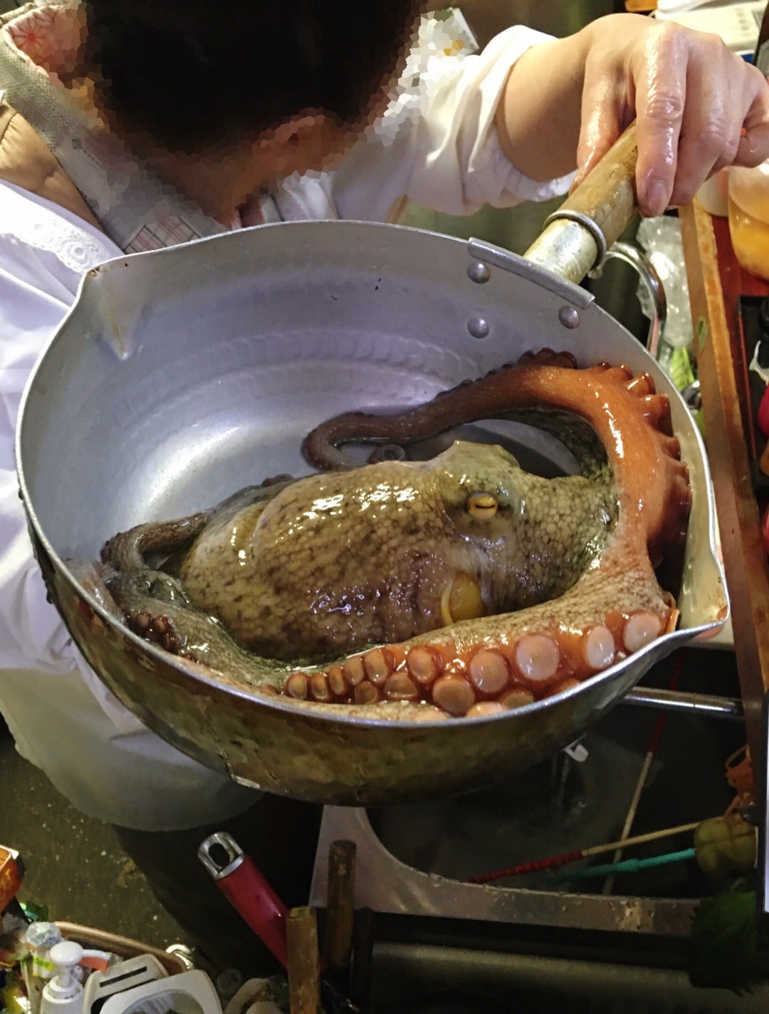 びっくり新鮮な海鮮が食べられる立ち飲み。女将さんとの会話も楽しい！ふみ 新開地 :