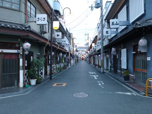 大阪「飛田新地」早朝 日中や昼間は当然ご迷惑となり撮影できないので、早朝7時前。 まだ少し灯りもついてて幻想的。 2024年1月撮影 #大阪#飛田新地