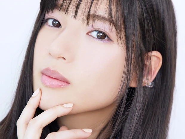 石井杏奈さんがポジティブになれるカラーメイクに挑戦！【山本舞香のBeauty Script】 | マキアオンライン(MAQUIA