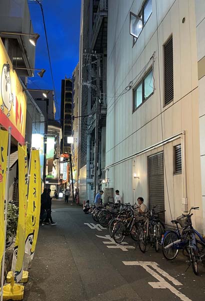 大阪・梅田の路上で、売春の客待ちをするいわゆる「立ちんぼ」行為を防ぐため、警察や地元住民らによる会議が行われ、新たに街灯を設置したり、道路に明るい塗装を施したりするなどの対策を進める方針を決めました。#tiktokでニュース  #読売テレビニュース