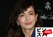 ABEMAエンタメ - 吉瀬美智子(49) 「50歳前にあらがってます」美脚あらわなミニ丈コーデに反響「脚長っ！」「ステキすぎる」